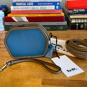 Authentic Coach New Geometric Coin Case SOOOO CUTE